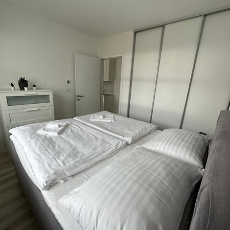 Ein Park Apartment With Free Parking บราติสลาวา ภายนอก รูปภาพ